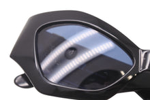 Load image into Gallery viewer, GIANNI VERSACE ジャンヌ ヴェルサーチ サングラス MOD421/A メデューサ ロゴ プラスチック メタル ブラック 美品 中古 4b000327