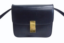 Load image into Gallery viewer, CELINE セリーヌ ショルダーバッグ クラシックボックス ミディアム 189173DLS カーフスキン ブラック ゴールド金具 美品 中古 4b003438