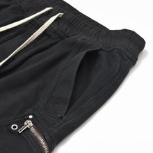 Load image into Gallery viewer, Rick Owens リックオウエンス 20AW Cargo Jog カーゴジョグ コットン ブラック シルバー金具 RU20F3396-BA サイズ48 美品 中古 4b010014