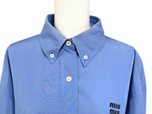 画像をギャラリービューアに読み込む, MIUMIU ミュウミュウ ポプリン 長袖ボタンダウンシャツ MK1626 サイズ40 ブルー オーバーサイズ ロゴ刺繍 美品 中古 4b001308