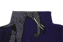 Load image into Gallery viewer, 極美品 me ISSEY MIYAKE ミー イッセイミヤケ 長袖トップス MI83FJ611 フリーサイズ プリーツ ハイネック パープル アニマル柄 中古 4b001617