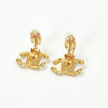 画像をギャラリービューアに読み込む, 極美品 CHANEL シャネル イヤリング ココマーク チェーン柄 両耳 02P刻印 10.6g メタル ブラック ゴールド金具 中古 4b009605