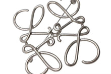 画像をギャラリービューアに読み込む, 極美品 LOEWE ロエベ アナグラム ブローチ メタル ゴールド アクセサリー ロゴ 111.25.020 中古 4b000036