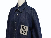 画像をギャラリービューアに読み込む, 極美品 RAF SIMONS ラフシモンズ AW18/19 オーバーサイズ デニム 長袖シャツ インディゴ ロゴワッペン コットン ブルー 182-241 サイズM 中古 4b000262