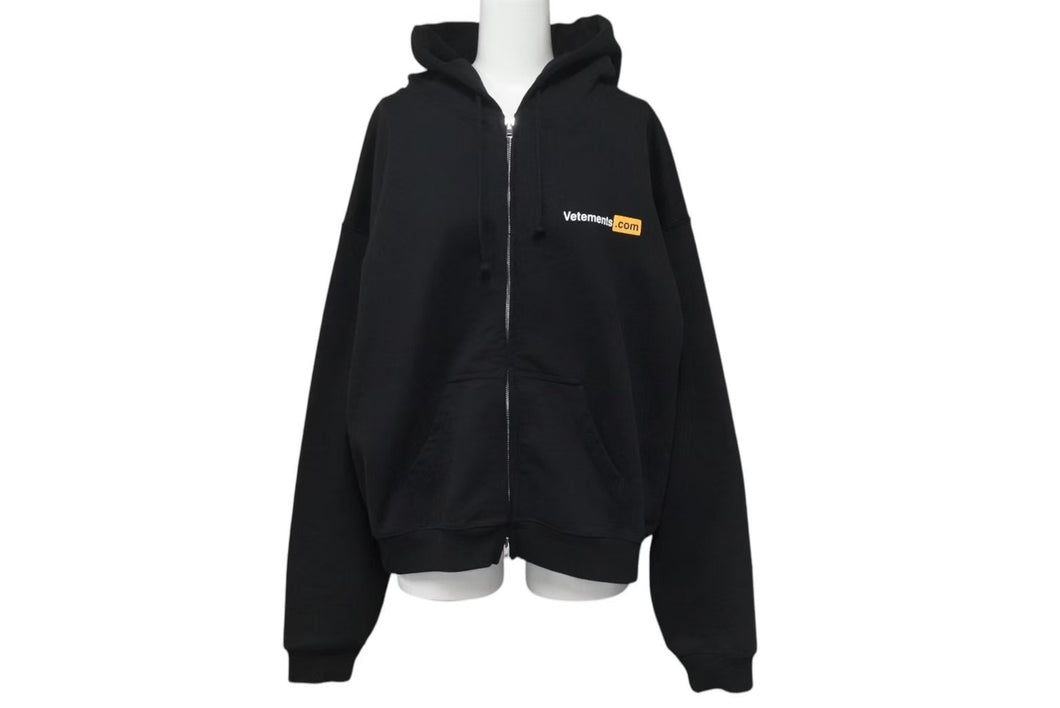 極美品 VETEMENTS ヴェトモン 25SS VETEMENTS.COM FITTED ジップアップ フーディ― ブラック コットン パーカー ロゴ ua66hd830b サイズXL 中古 4b000336