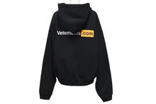 画像をギャラリービューアに読み込む, 極美品 VETEMENTS ヴェトモン 25SS VETEMENTS.COM FITTED ジップアップ フーディ― ブラック コットン パーカー ロゴ ua66hd830b サイズXL 中古 4b000336