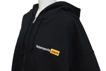 画像をギャラリービューアに読み込む, 極美品 VETEMENTS ヴェトモン 25SS VETEMENTS.COM FITTED ジップアップ フーディ― ブラック コットン パーカー ロゴ ua66hd830b サイズXL 中古 4b000336