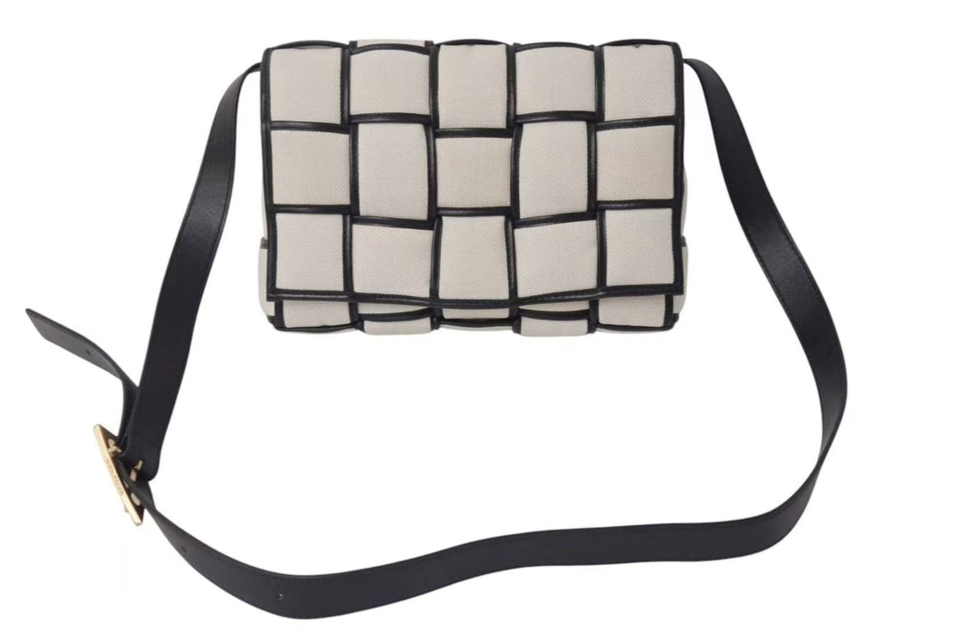 極美品 BOTTEGA VENETA ボッテガヴェネタ パデッドカセット ナチュラル ショルダーバッグ アイボリー キャンバス レザー 中古 4b000492