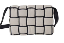 画像をギャラリービューアに読み込む, 極美品 BOTTEGA VENETA ボッテガヴェネタ パデッドカセット ナチュラル ショルダーバッグ アイボリー キャンバス レザー 中古 4b000492