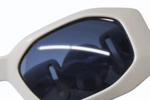 Load image into Gallery viewer, GIANNI VERSACE ジャンニヴェルサーチ サングラス アイウェア 414/B メデューサ ホワイト シルバー 美品 中古 4b001677