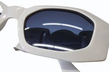 Load image into Gallery viewer, GIANNI VERSACE ジャンニヴェルサーチ サングラス アイウェア 414/B メデューサ ホワイト シルバー 美品 中古 4b001677