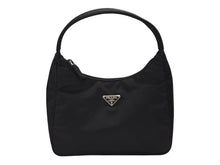 Load image into Gallery viewer, 極美品 PRADA プラダ ホーボー ハンドバッグ ワンショルダーバッグ 三角ロゴプレート MV519 ブラック ナイロン 中古 4b007728