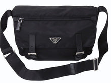 画像をギャラリービューアに読み込む, PRADA プラダ VERA トライアングルロゴ ショルダーバッグ メッセンジャーバッグ ナイロン レザー ブラック シルバー金具 美品 中古 4b002978
