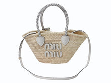画像をギャラリービューアに読み込む, 極美品 MIUMIU ミュウミュウ かごバッグ 2WAYバッグ 5BG273 ラフィア レザー ロゴパッチ ベージュ ホワイト ゴールド金具 中古 4b003240