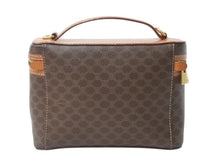 Load image into Gallery viewer, CELINE セリーヌ マカダム柄 ハンドバッグ バニティバック 化粧ポーチ PVC レザー DM95 ブラウン ゴールド金具 美品 中古 4b003433