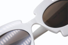 画像をギャラリービューアに読み込む, LOEWE ロエベ サングラス フラワーシェイプ PAULA&#39;s IBIZA LW40088U インジェクションナイロン イタリア製 ホワイト 美品 中古 4b003851