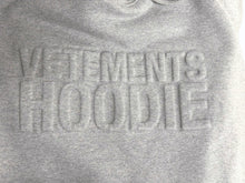 画像をギャラリービューアに読み込む, 極美品 VETEMENTS ヴェトモン 24FW ILLUSION LOGO HOODIE フーディー パーカー UA65HD370G コットン グレー サイズXS 中古 4b004408