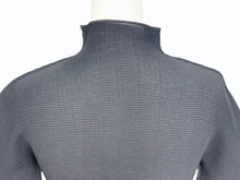 Load image into Gallery viewer, 極美品 me ISSEY MIYAKE ミー イッセイミヤケ 長袖トップス MI41FJ211 フリーサイズ ブラック マルチカラー 総柄 中古 4b004466