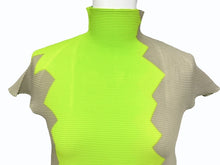 Load image into Gallery viewer, 極美品 ISSEY MIYAKE イッセイミヤケ PLEATS (T.) プリーツ 半袖トップス MM02FT909 サイズM サンドベージュ グリーン 中古 4b004502