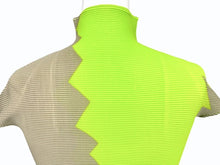 Load image into Gallery viewer, 極美品 ISSEY MIYAKE イッセイミヤケ PLEATS (T.) プリーツ 半袖トップス MM02FT909 サイズM サンドベージュ グリーン 中古 4b004502