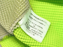 Load image into Gallery viewer, 極美品 ISSEY MIYAKE イッセイミヤケ PLEATS (T.) プリーツ 半袖トップス MM02FT909 サイズM サンドベージュ グリーン 中古 4b004502