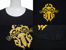 画像をギャラリービューアに読み込む, CHROME HEARTS クロムハーツ ダガー 半袖Tシャツ サイズXXL スクロールラベル ロゴプリント ブラック イエロー 美品 中古 4b004959