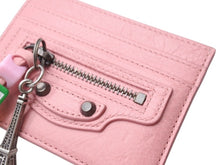 Load image into Gallery viewer, 新品同様 BALENCIAGA バレンシアガ Le City ルシティ パスケース カードホルダー チャーム付き 2000008574198 ラムスキン ピンク 中古 4b005002