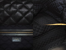 Load image into Gallery viewer, 新品同様 SAINT LAURENT サンローラン YSLロゴ ジャイアントトラベルバッグ キルティング レザー ブラック ゴールド金具 中古 4b005111