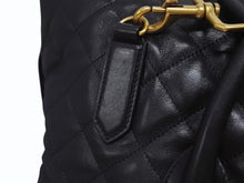 Load image into Gallery viewer, 新品同様 SAINT LAURENT サンローラン YSLロゴ ジャイアントトラベルバッグ キルティング レザー ブラック ゴールド金具 中古 4b005111