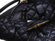 Load image into Gallery viewer, 新品同様 SAINT LAURENT サンローラン YSLロゴ ジャイアントトラベルバッグ キルティング レザー ブラック ゴールド金具 中古 4b005111