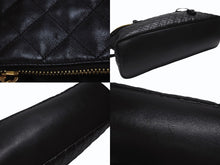 Load image into Gallery viewer, 新品同様 SAINT LAURENT サンローラン YSLロゴ ジャイアントトラベルバッグ キルティング レザー ブラック ゴールド金具 中古 4b005111