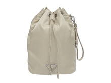 Load image into Gallery viewer, 極美品 PRADA プラダ ハンドバッグ 巾着型 ロゴプレート Re-Nylon ポーチ 1NS369 ナイロン ベージュ 中古 4b005304