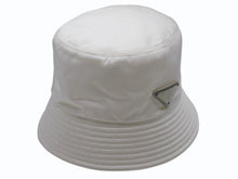 Load image into Gallery viewer, PRADA プラダ バケットハット 帽子 トライアングルロゴプレート 1HC137 ナイロン ホワイト ブラック サイズM 美品 中古 4b005418