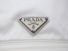 Load image into Gallery viewer, PRADA プラダ バケットハット 帽子 トライアングルロゴプレート 1HC137 ナイロン ホワイト ブラック サイズM 美品 中古 4b005418