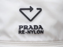 Load image into Gallery viewer, PRADA プラダ バケットハット 帽子 トライアングルロゴプレート 1HC137 ナイロン ホワイト ブラック サイズM 美品 中古 4b005418