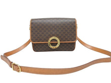 Load image into Gallery viewer, CELINE セリーヌ マカダム デカサークル金具 フラップ ショルダーバッグ M13 イタリア製 ブラウン ゴールド金具 美品 中古 4b005605