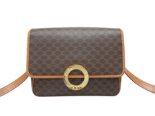 Load image into Gallery viewer, CELINE セリーヌ マカダム デカサークル金具 フラップ ショルダーバッグ M13 イタリア製 ブラウン ゴールド金具 美品 中古 4b005605