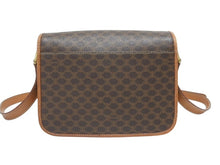 Load image into Gallery viewer, CELINE セリーヌ マカダム デカサークル金具 フラップ ショルダーバッグ M13 イタリア製 ブラウン ゴールド金具 美品 中古 4b005605