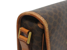 Load image into Gallery viewer, CELINE セリーヌ マカダム デカサークル金具 フラップ ショルダーバッグ M13 イタリア製 ブラウン ゴールド金具 美品 中古 4b005605
