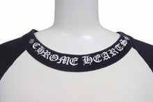 Load image into Gallery viewer, CHROME HEARTS クロムハーツ ラグラン 七分袖Tシャツ サイズM ホワイト ブラック ネックロゴ オールドクロス ホースシュー 良品 中古 4b005660
