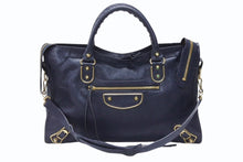 Load image into Gallery viewer, BALENCIAGA バレンシアガ クラシック メタリック エッジ シティ 2WAY ショルダーバッグ 390154 ネイビー ゴールド金具 美品 中古 4b005865