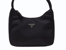 Load image into Gallery viewer, 極美品 PRADA プラダ ホーボー ワンショルダーバッグ MV515 トライアングルロゴ 三角ロゴプレート ナイロン ブラック 中古 4b005866