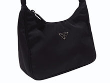 Load image into Gallery viewer, 極美品 PRADA プラダ ホーボー ワンショルダーバッグ MV515 トライアングルロゴ 三角ロゴプレート ナイロン ブラック 中古 4b005866