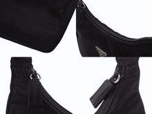 Load image into Gallery viewer, 極美品 PRADA プラダ ホーボー ワンショルダーバッグ MV515 トライアングルロゴ 三角ロゴプレート ナイロン ブラック 中古 4b005866