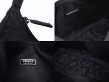 Load image into Gallery viewer, 極美品 PRADA プラダ ホーボー ワンショルダーバッグ MV515 トライアングルロゴ 三角ロゴプレート ナイロン ブラック 中古 4b005866