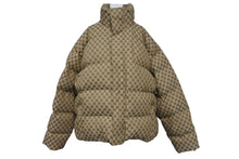 Load image into Gallery viewer, 極美品 BALENCIAGA × GUCCI バレンシアガ グッチ 22AW ハッカー プロジェクト BB柄 パファー ダウンジャケット YZERR私物 ベージュ サイズ46 681885 中古 4b005880