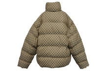 Load image into Gallery viewer, 極美品 BALENCIAGA × GUCCI バレンシアガ グッチ 22AW ハッカー プロジェクト BB柄 パファー ダウンジャケット YZERR私物 ベージュ サイズ46 681885 中古 4b005880