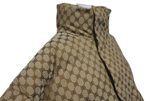 Load image into Gallery viewer, 極美品 BALENCIAGA × GUCCI バレンシアガ グッチ 22AW ハッカー プロジェクト BB柄 パファー ダウンジャケット YZERR私物 ベージュ サイズ46 681885 中古 4b005880