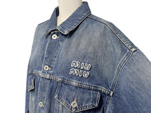画像をギャラリービューアに読み込む, MIUMIU ミュウミュウ デニム ブルゾン ジャケット ブルー ロゴ クロップド コットン アウター GWB148 サイズ40 美品 中古 4b006252