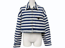 Load image into Gallery viewer, PRADA プラダ ロゴプレートボーダークロップドデニムジャケット GFB288 サイズ42 ホワイト ブルー 美品 中古 4b006947